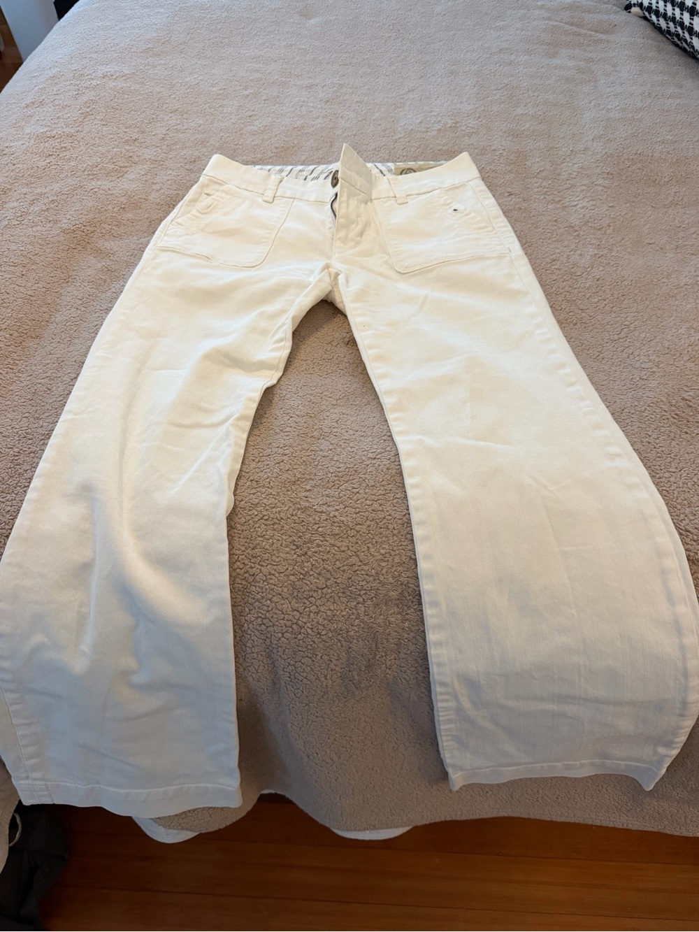 GAP Wide-Leg Jeans in Cream/White